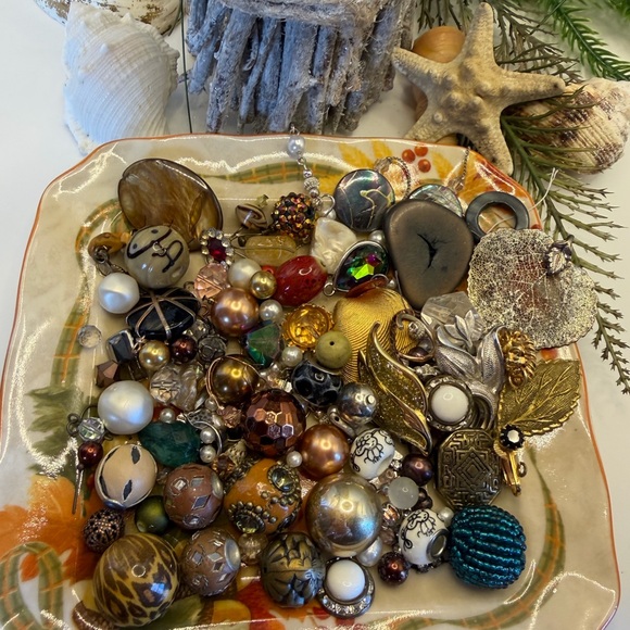 Assorted Bead Soup 🥣 Can You Find the Vintage Gold Lion 🦁 Earring? - Picture 3 of 14